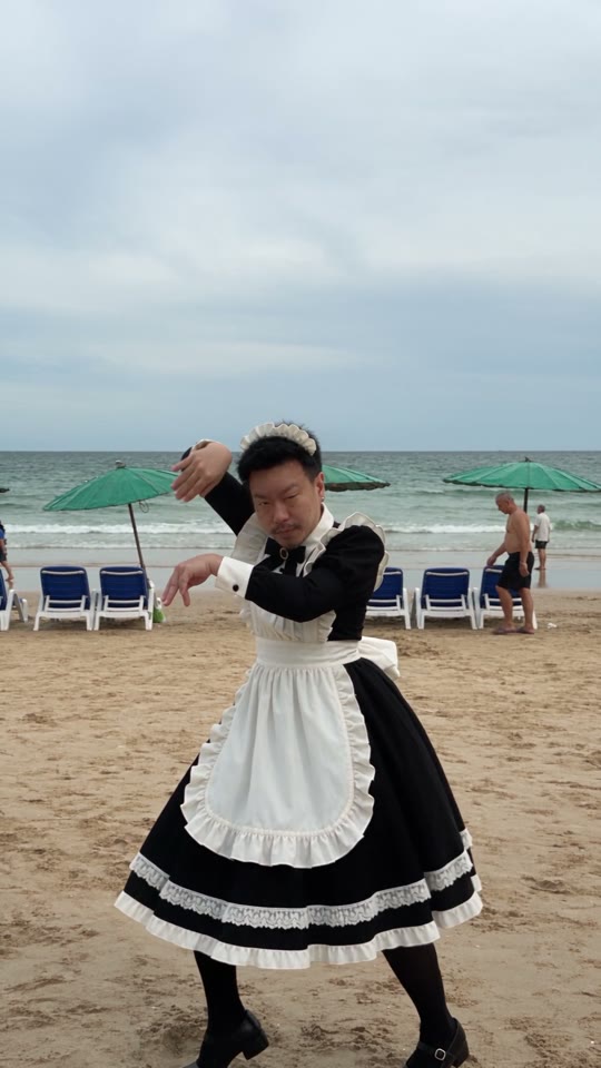 ลุคคอสเพลย์เมดที่ชายหาดบางแสน