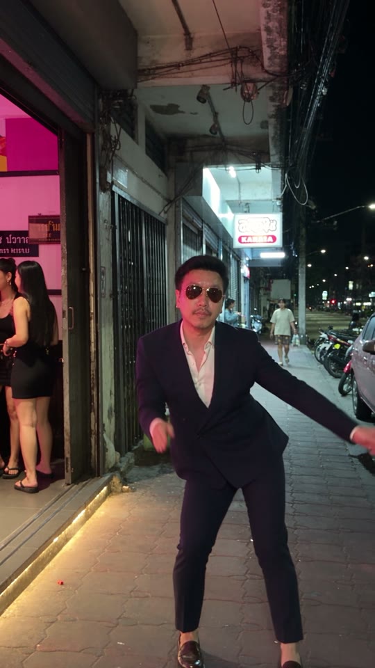 ลุคสูทแว่น Aviator หน้าร้านคาราโอเกะสมมติ