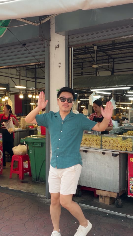 ลุคเสื้อเที่ยวสีเขียวและกางเกงขาสั้นที่ตลาดหนองมน